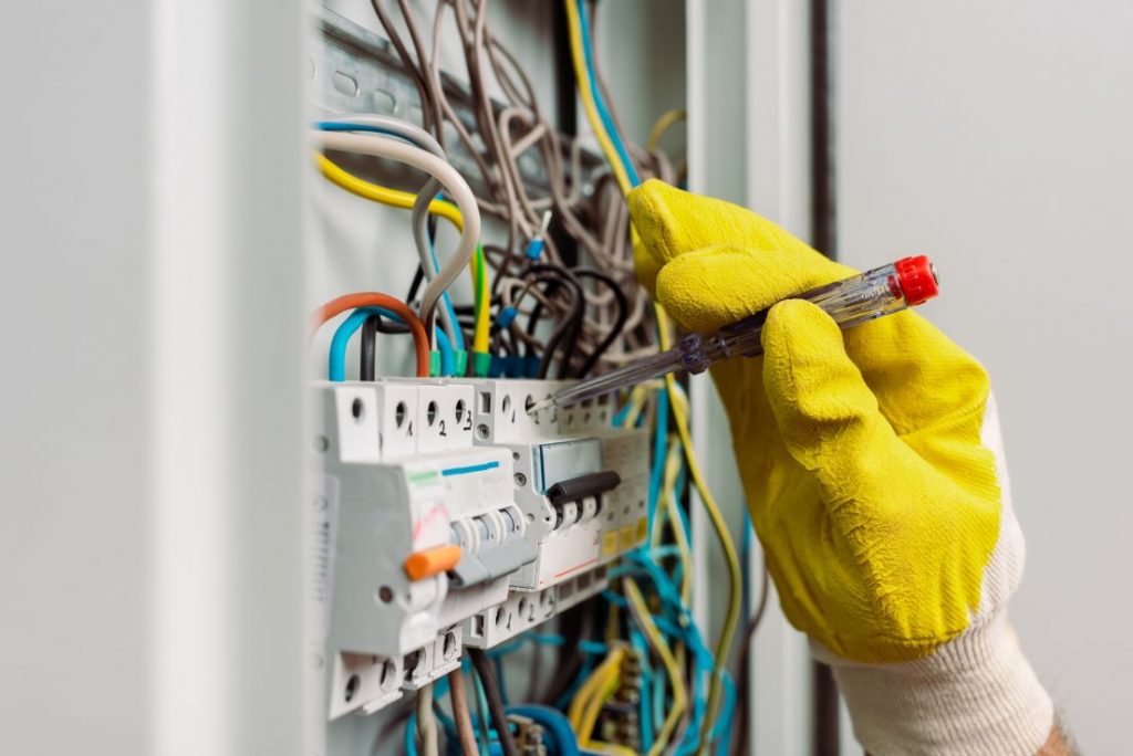 Choosing the Right Electrician for Your Home